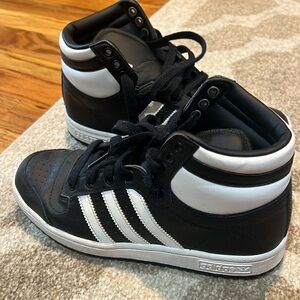 Adidas top ten high tops black and white size 5 youth